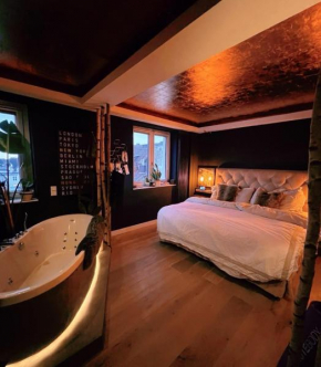 Luxury Loft with Rooftop & Jacuzzi in City Center